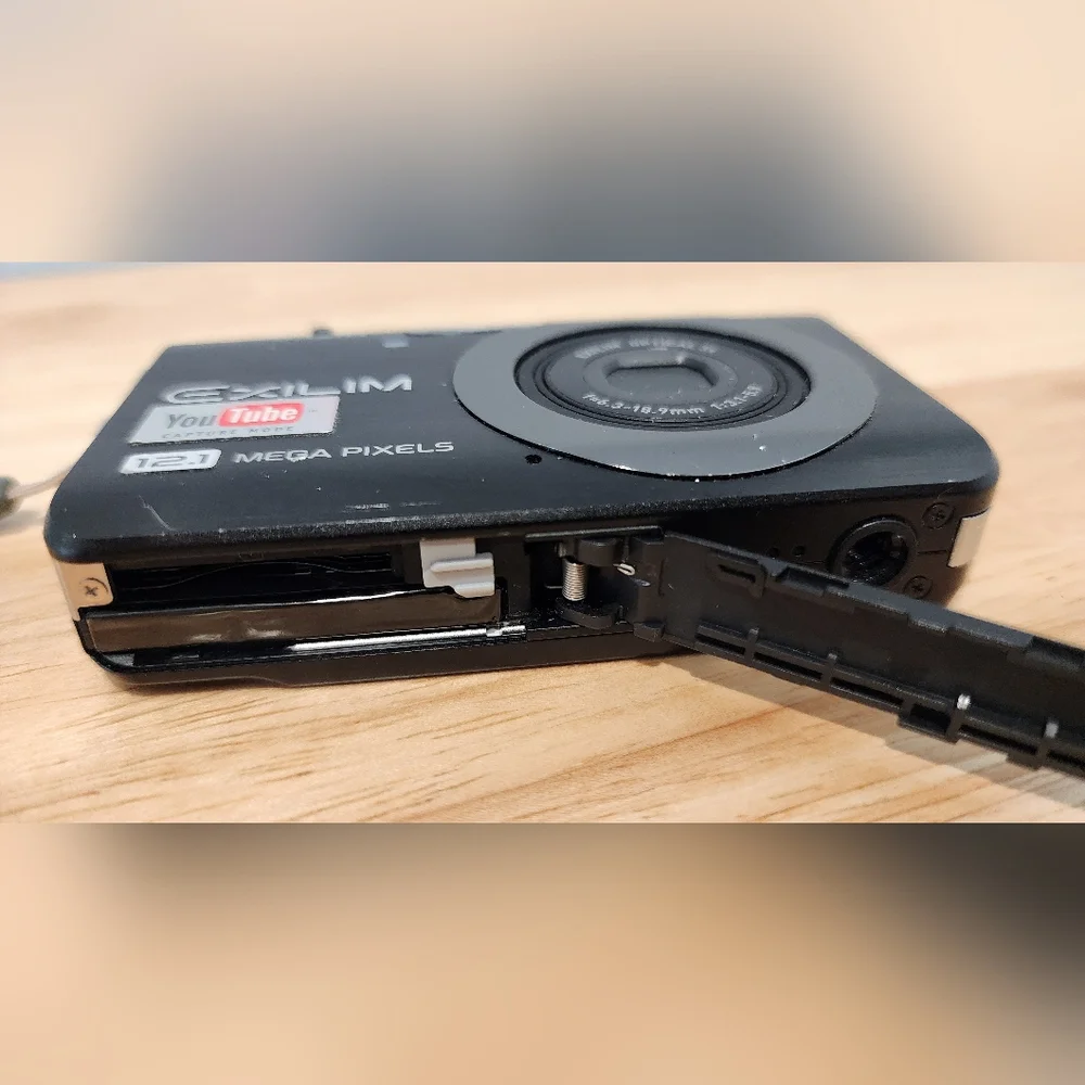 CASIO EXILIM EX-Z90 12.1MP Compact Digital Camera, For Parts Only